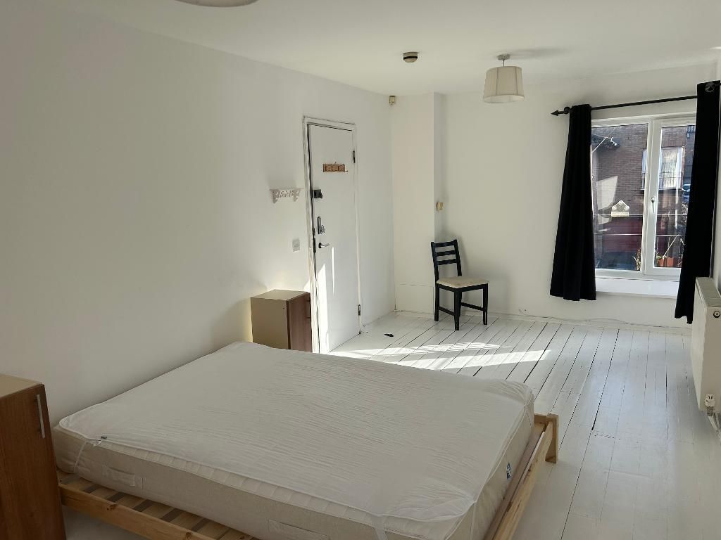 Property photo 3 of 8 Room 2