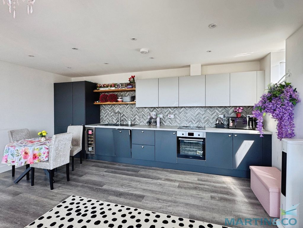 Property photo 2 of 13 c03F2A16--460D-B155-5E3Cb560F6F7-91911-00002F06454