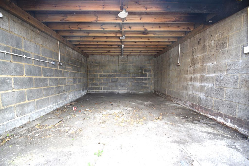 Property photo 3 of 8 Photo 11