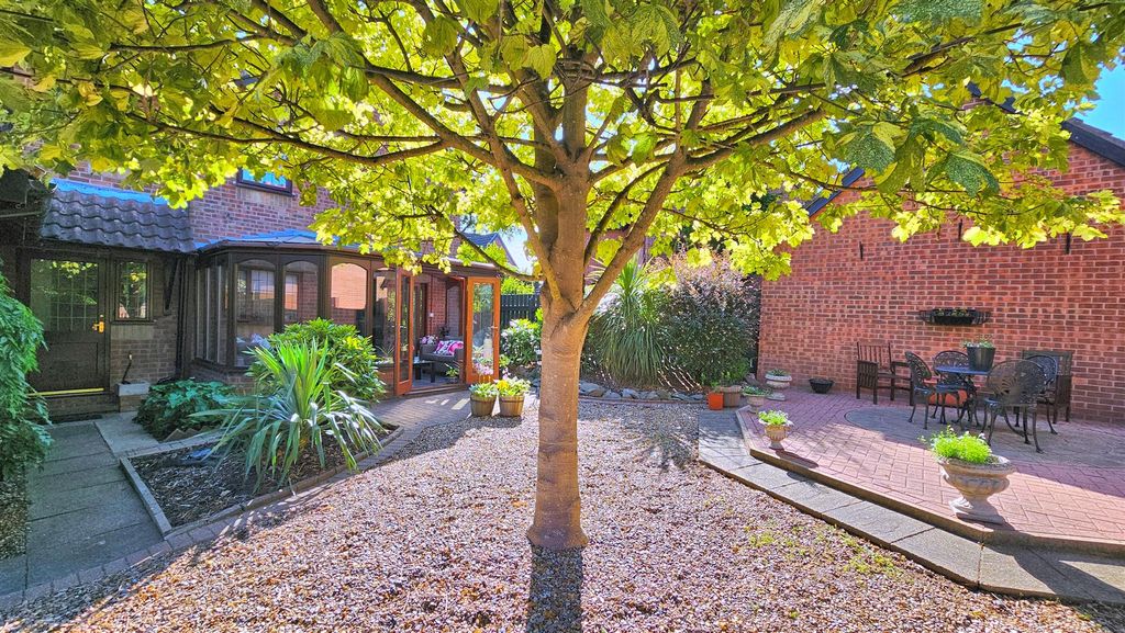 Property photo 2 of 17 Garden