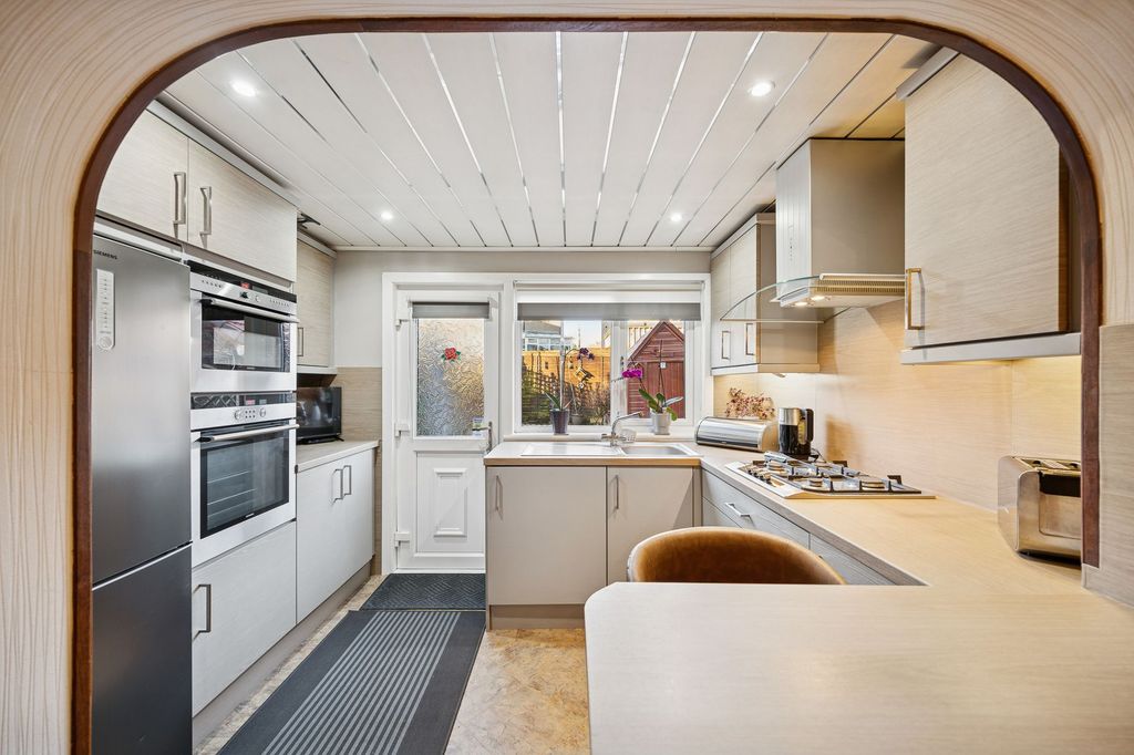 Property photo 3 of 23 Kitchen / Dining Area