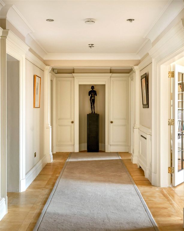 Property photo 3 of 14 Hallway