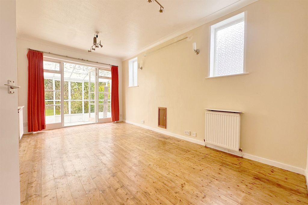 Property photo 3 of 18 Lounge