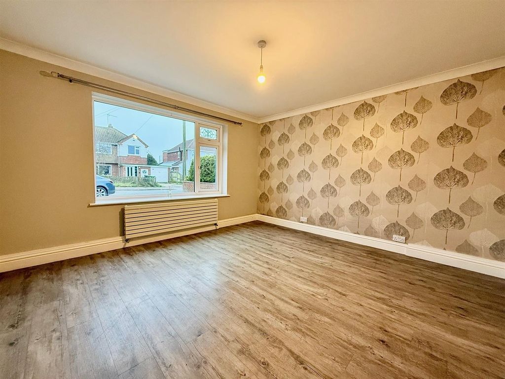 Property photo 3 of 16 Lounge