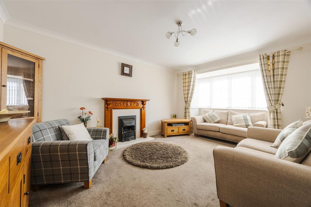 Property photo 3 of 15 Lounge