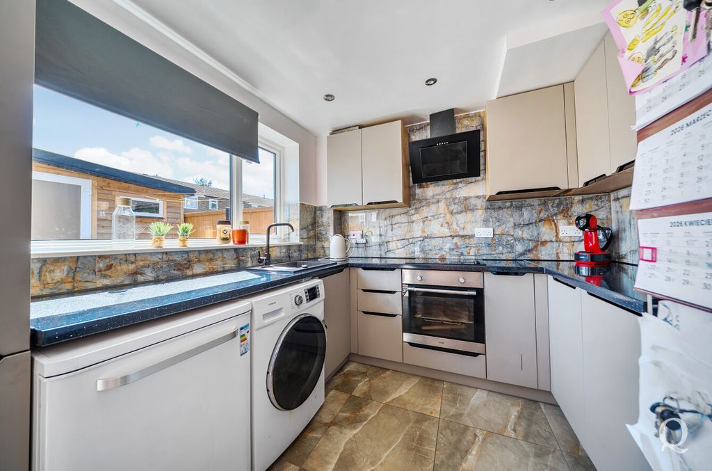 Property photo 3 of 18 E3730694-d219-4Ed...
