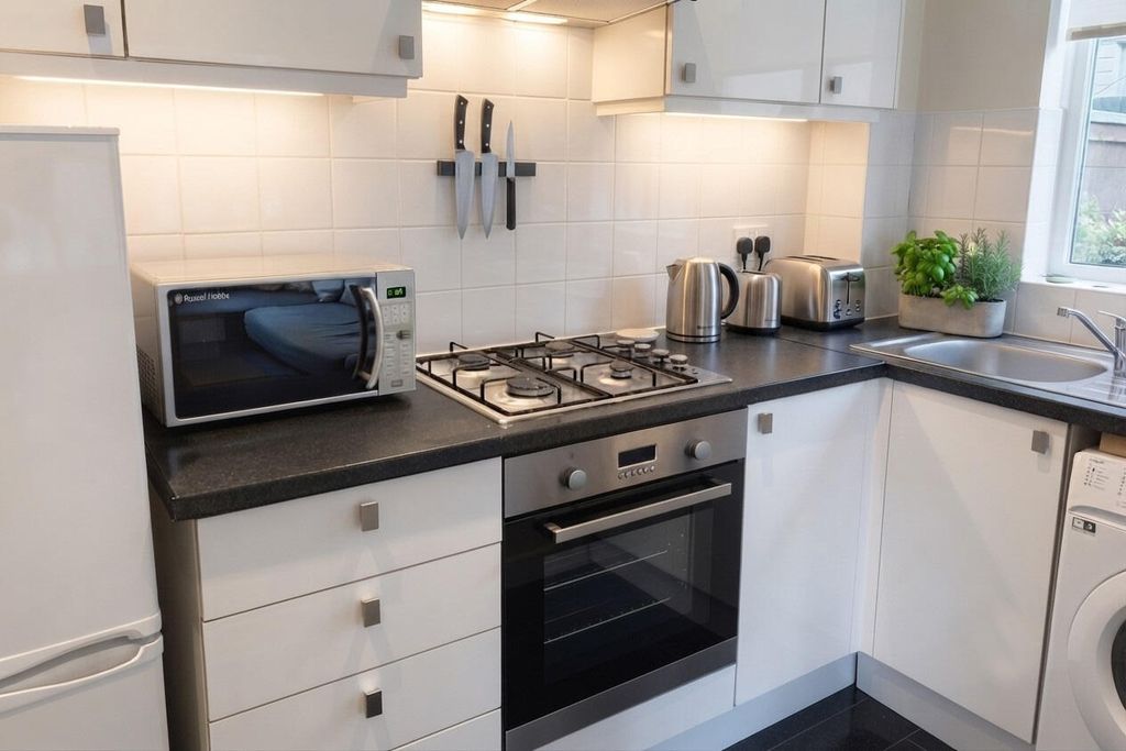 Property photo 3 of 12 Kitchen