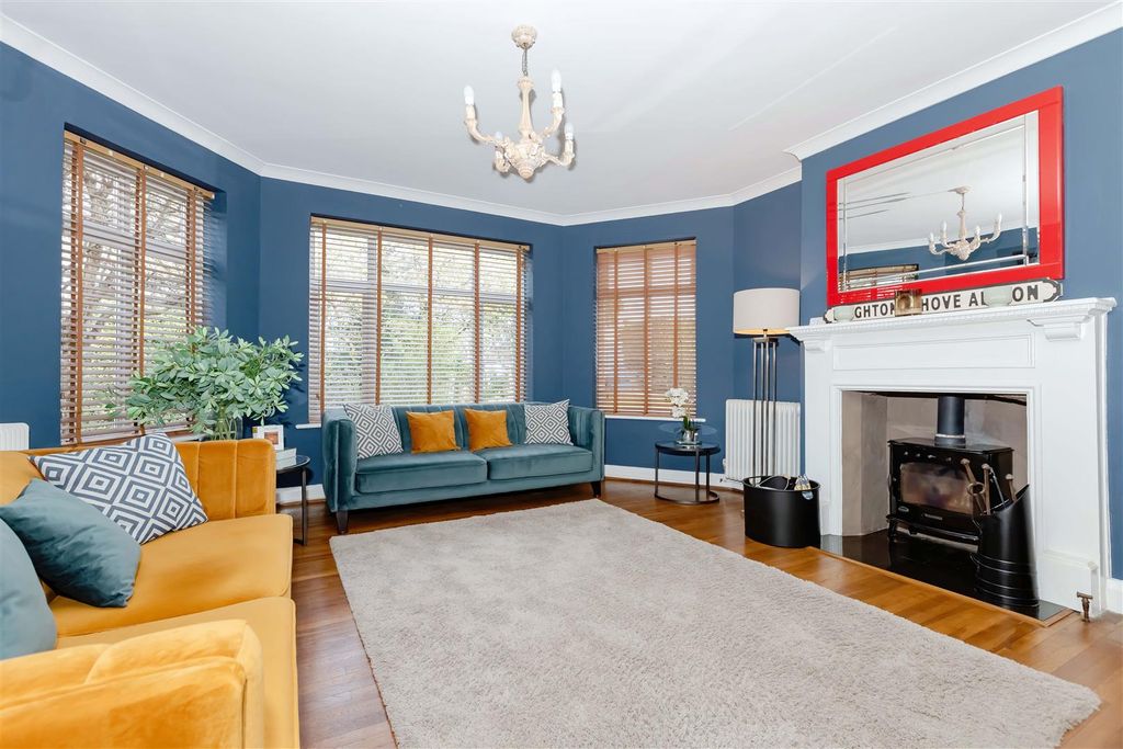 Property photo 3 of 32 Shaftesbury Avenue_23.Jpg