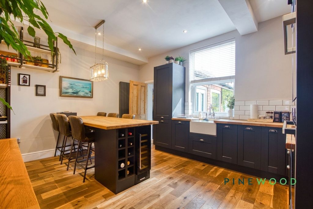 Property photo 3 of 26 Kitchen / Breakfast Room
