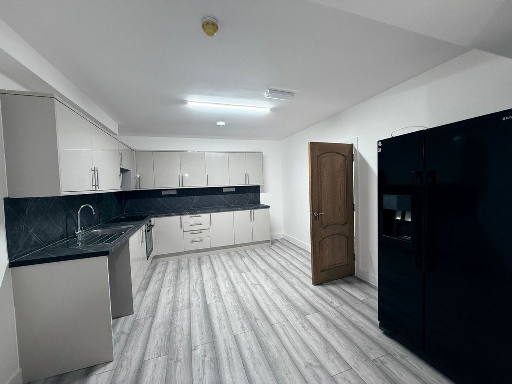 Property photo 1 of 10 Three Bedroom Ground Floor Flat Close To Redbridge Station