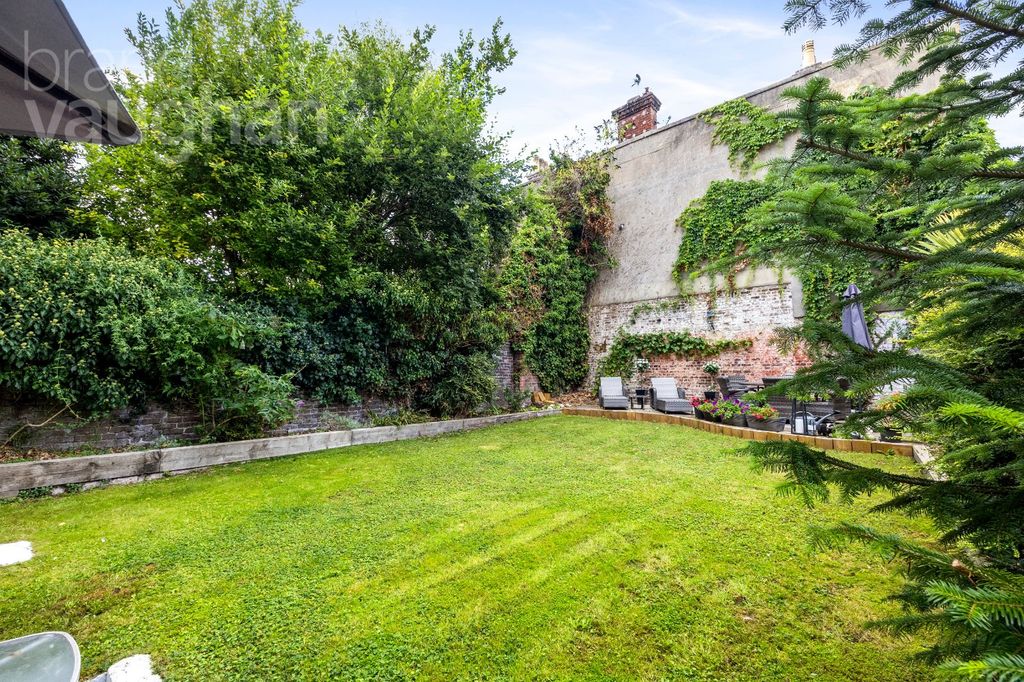 Property photo 2 of 22 Picture No. 16