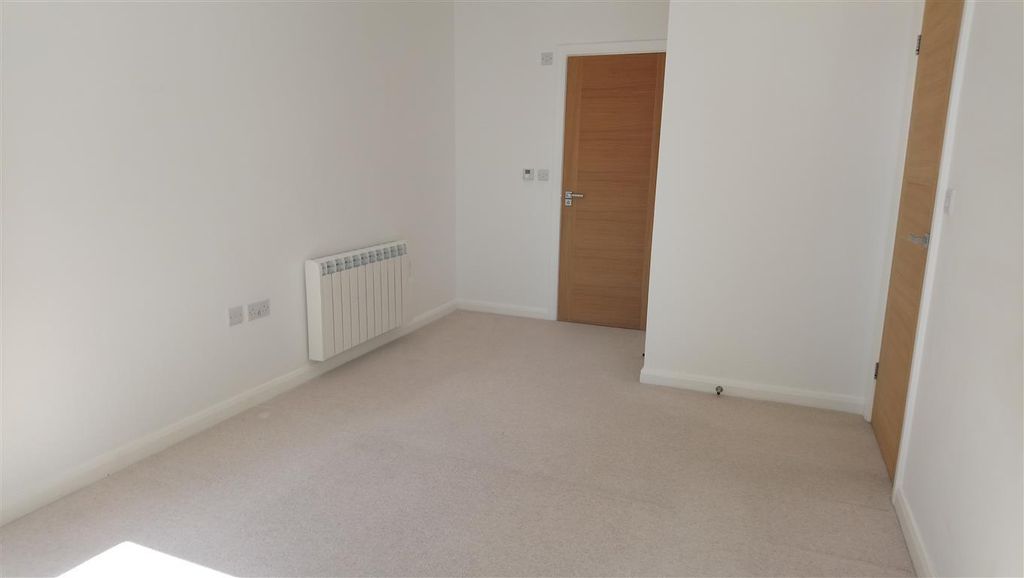 Property photo 2 of 6 Bedroom