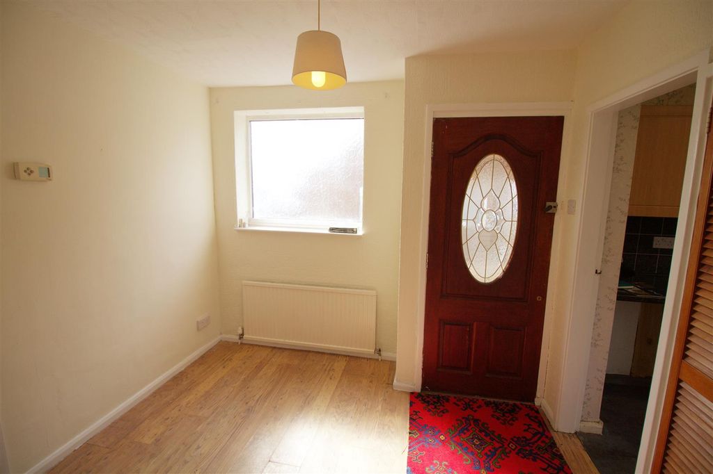 Property photo 3 of 7 Entrance Hall.Jpg