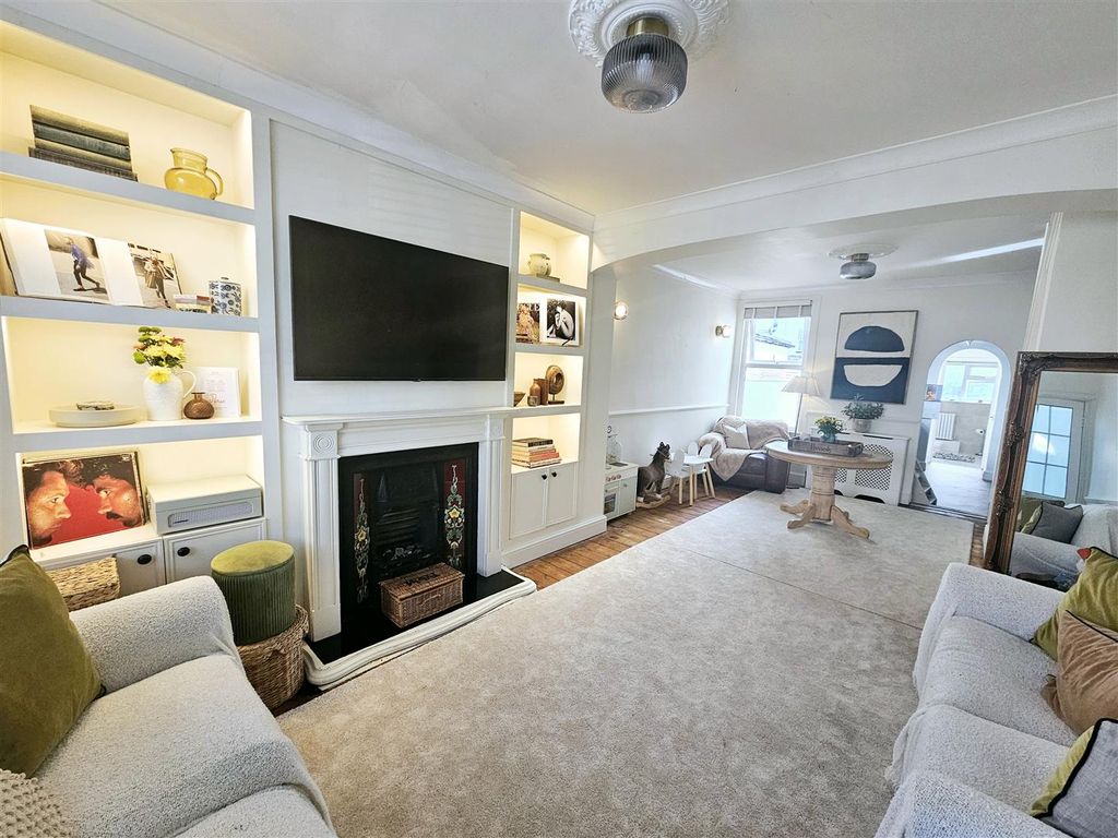 Property photo 2 of 9 Lounge