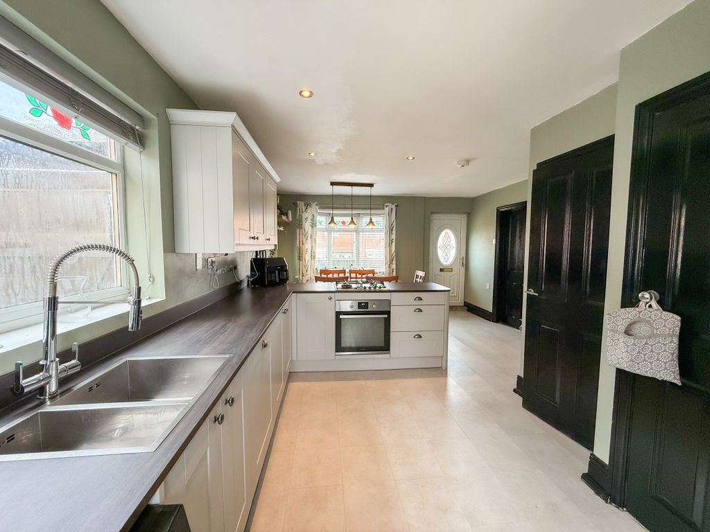 Property photo 3 of 20 Dining Kitchen