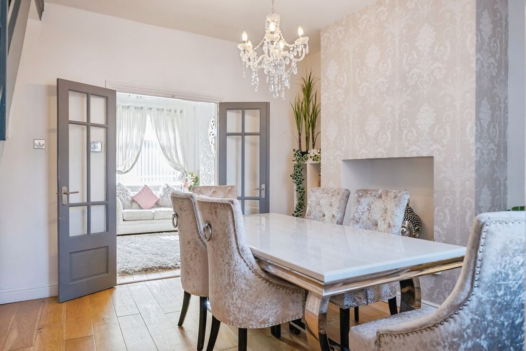 Property photo 3 of 17 Dining Room