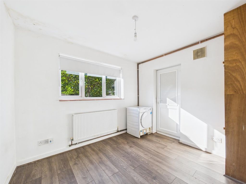 Property photo 3 of 23 Cam01358G0-Pr0187-Still020.Jpg