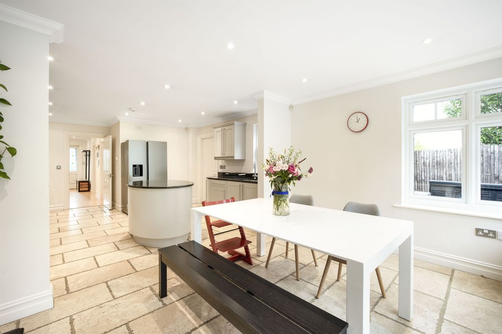 Property photo 2 of 27