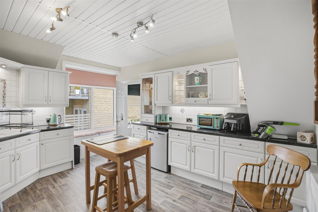 Property photo 3 of 34 Breakfast Kitchen