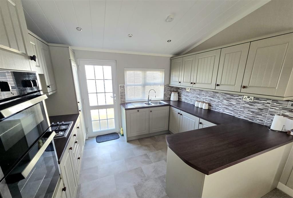 Property photo 3 of 12 Kitchen