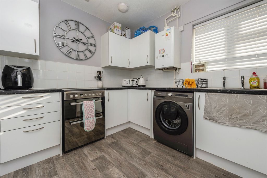Property photo 1 of 4 Kitchen