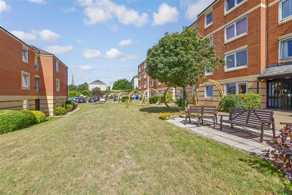 Property photo 3 of 12 Communal Gardens