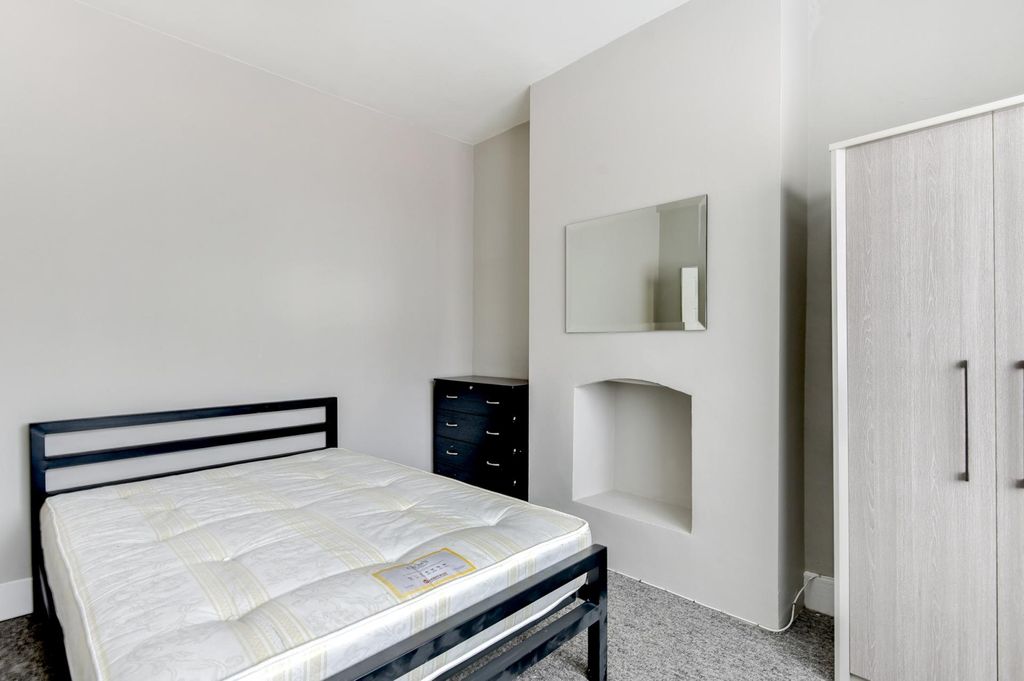 Property photo 3 of 30 A Spacious And Clean Master Bedroom Featuring A Do...