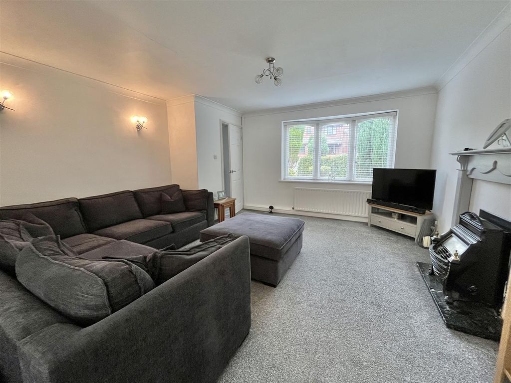 Property photo 3 of 12 Lounge