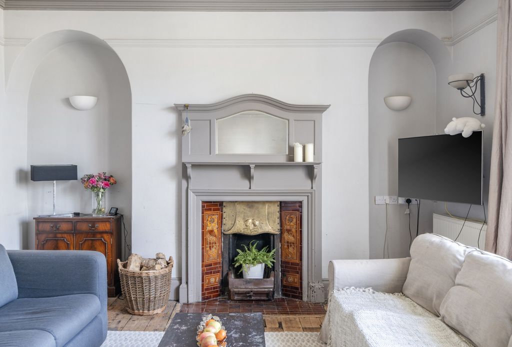 Property photo 2 of 19 Sitting Room