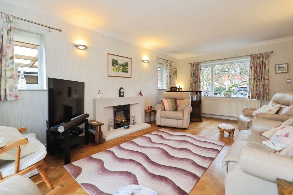 Property photo 2 of 13 Lounge