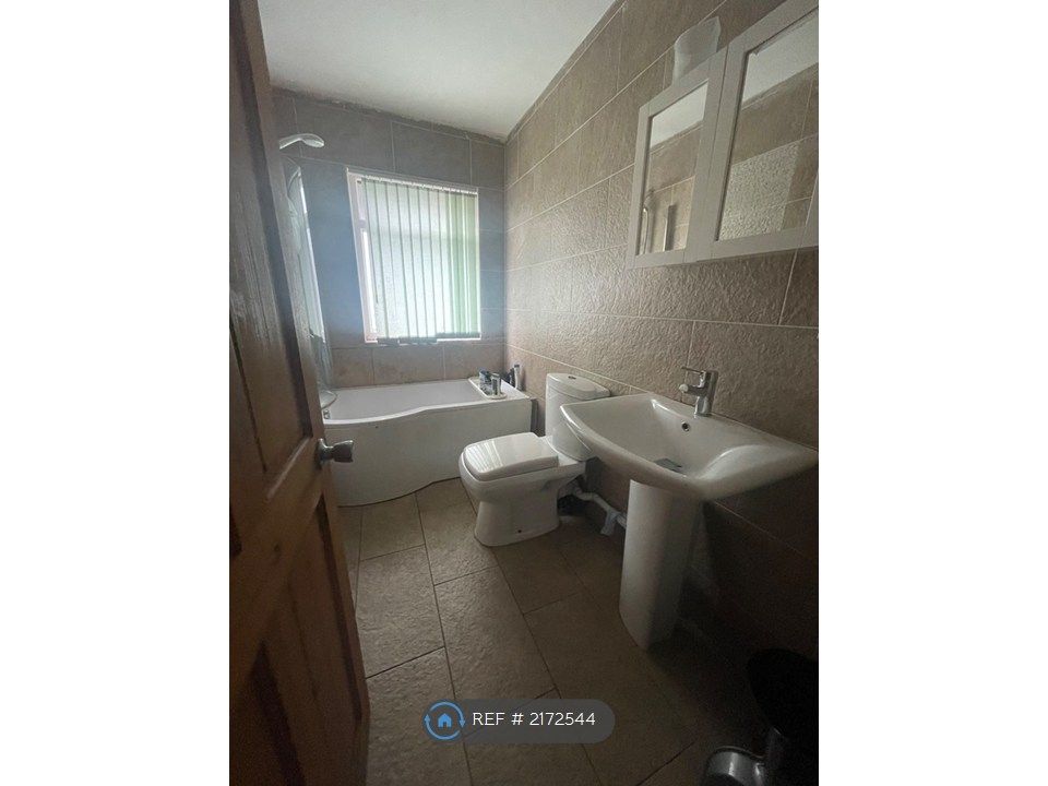 Property photo 3 of 13 Bathroom