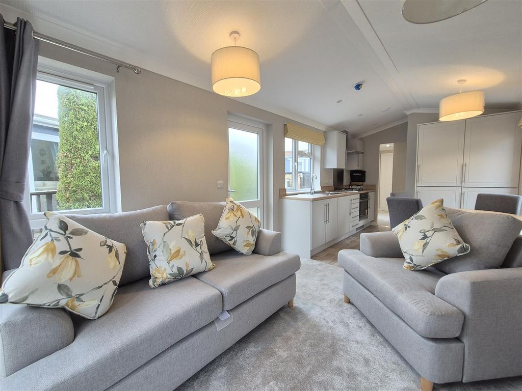 Property photo 3 of 13 Living/Kitchen Diner