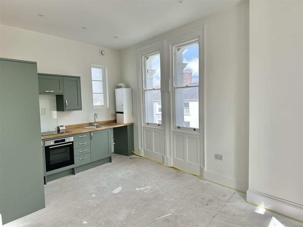 Property photo 3 of 12 Kitchen/Dining Area