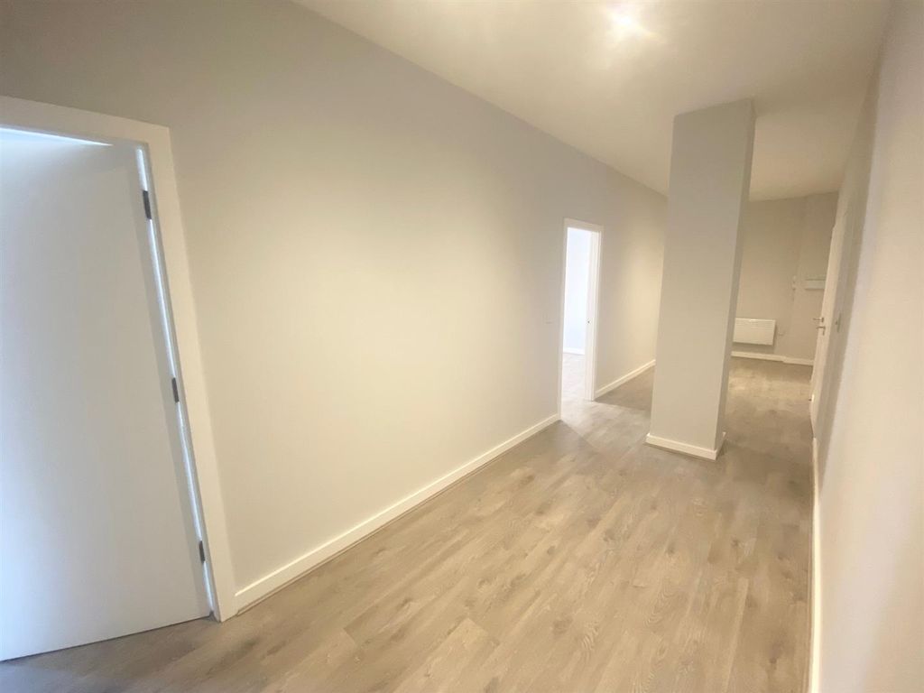 Property photo 3 of 11 Hallway
