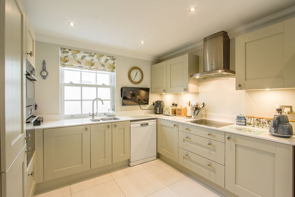 Property photo 3 of 17 Kitchen