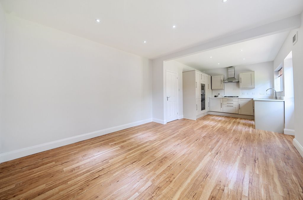 Property photo 3 of 14 1345896-10-68B5E2...