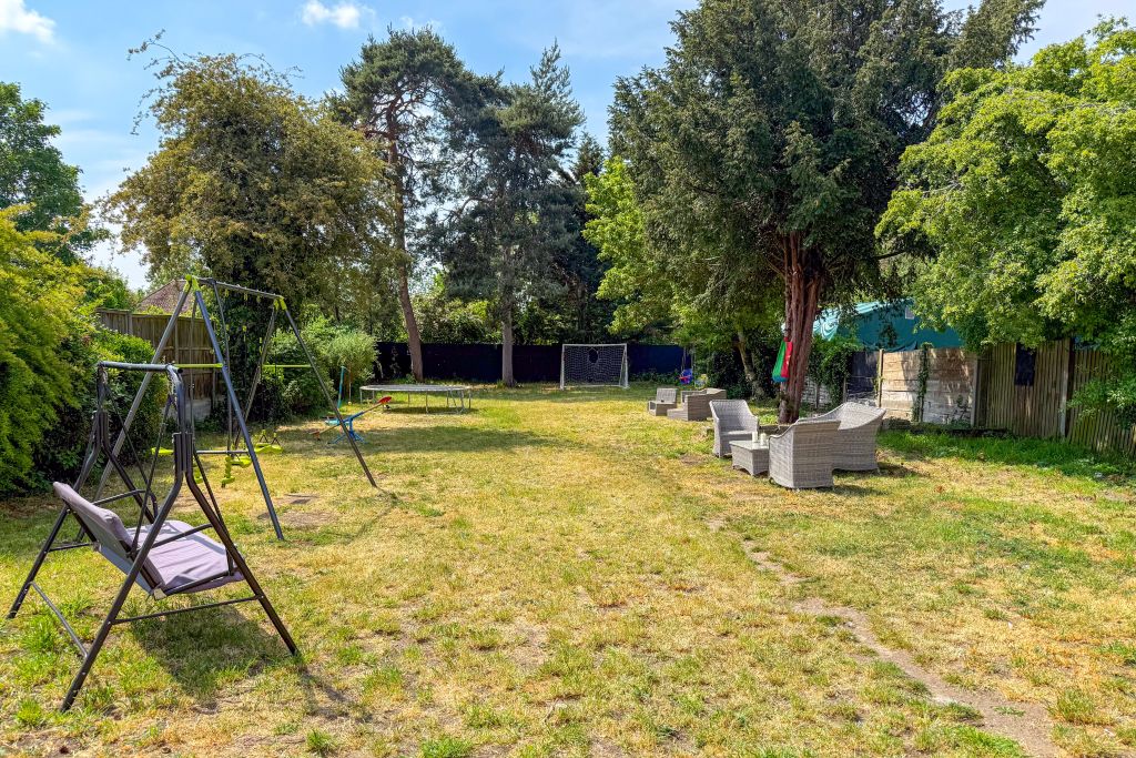 Property photo 2 of 13 Garden