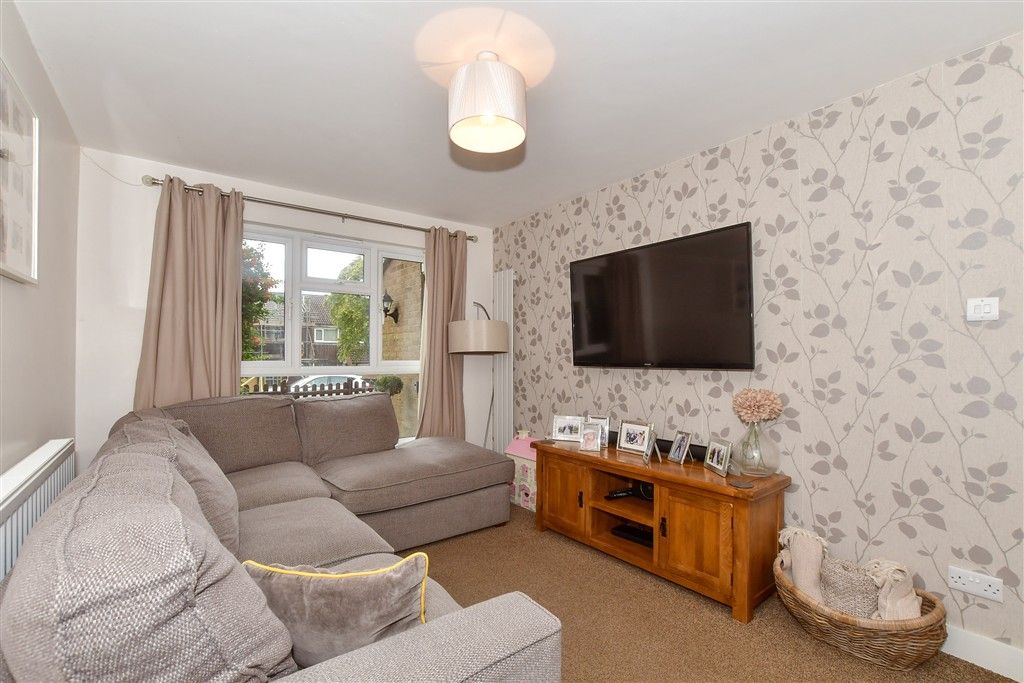 Property photo 3 of 12 Lounge