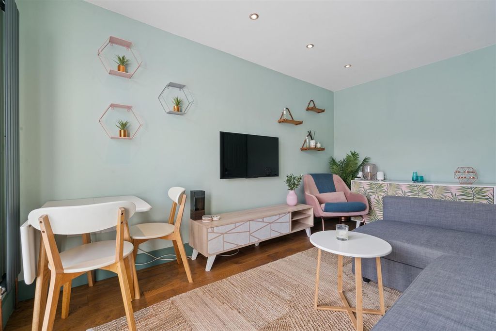 Property photo 2 of 13 65 Abbott Ave, Wimbledon Chase, Sw20 8Sg Reception