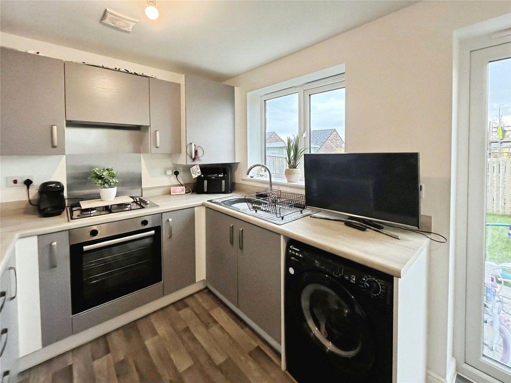 Property photo 3 of 11 Kitchen