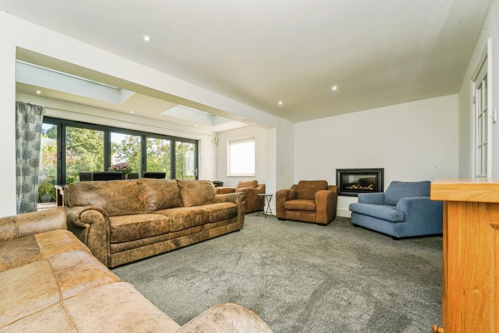 Property photo 3 of 17 Lounge