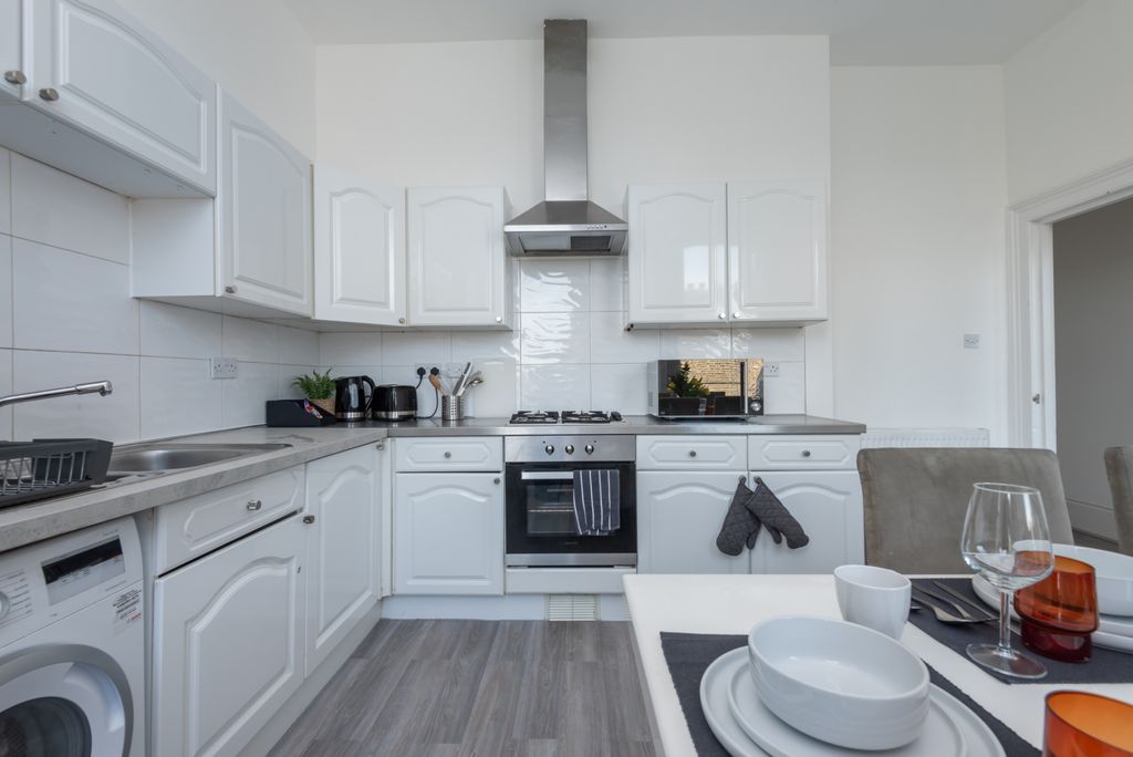 Property photo 1 of 15 3 Bed Flat To Rent Rattray Road, London Sw2