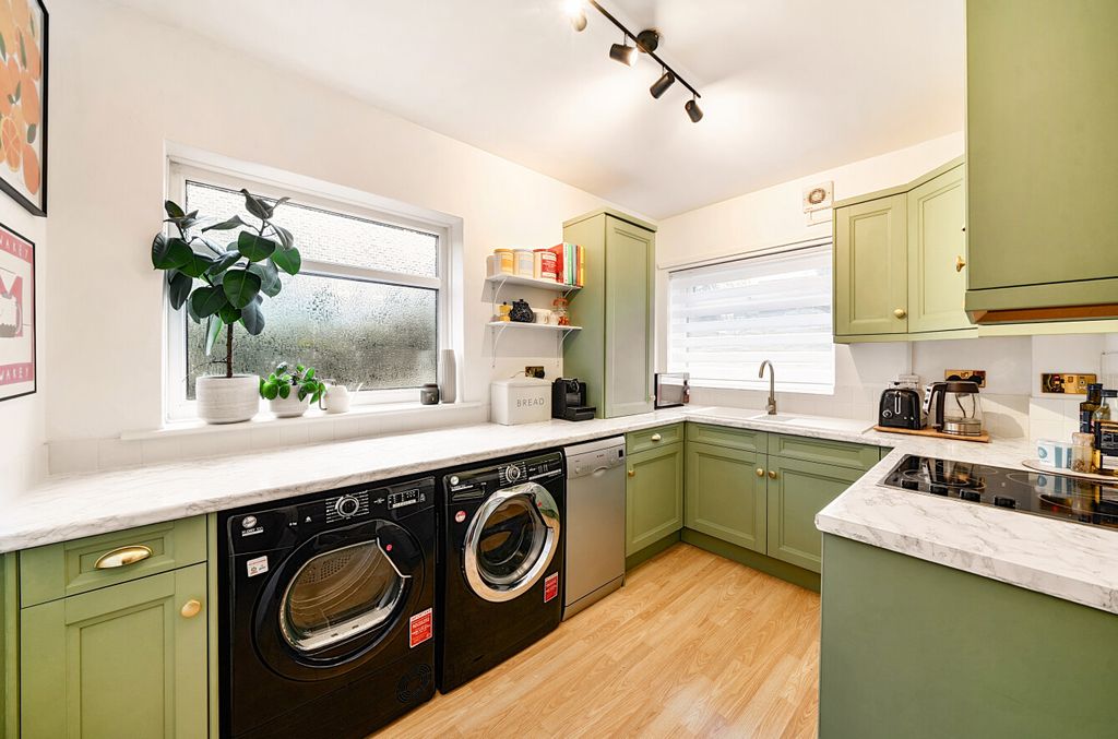 Property photo 2 of 11 Kitchen
