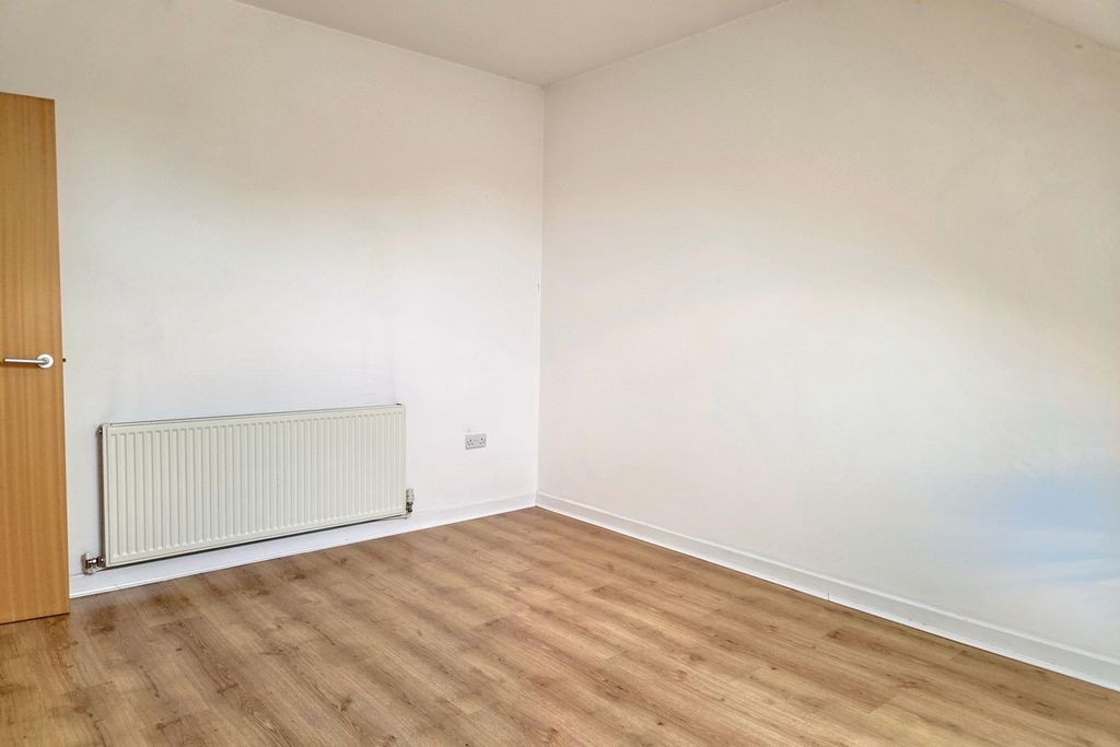 Property photo 2 of 12 23 Imperial Court, Burnley, Lancashire, Bb12 0Pq