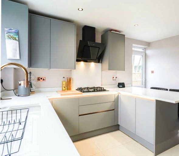 Property photo 2 of 8 Kitchen