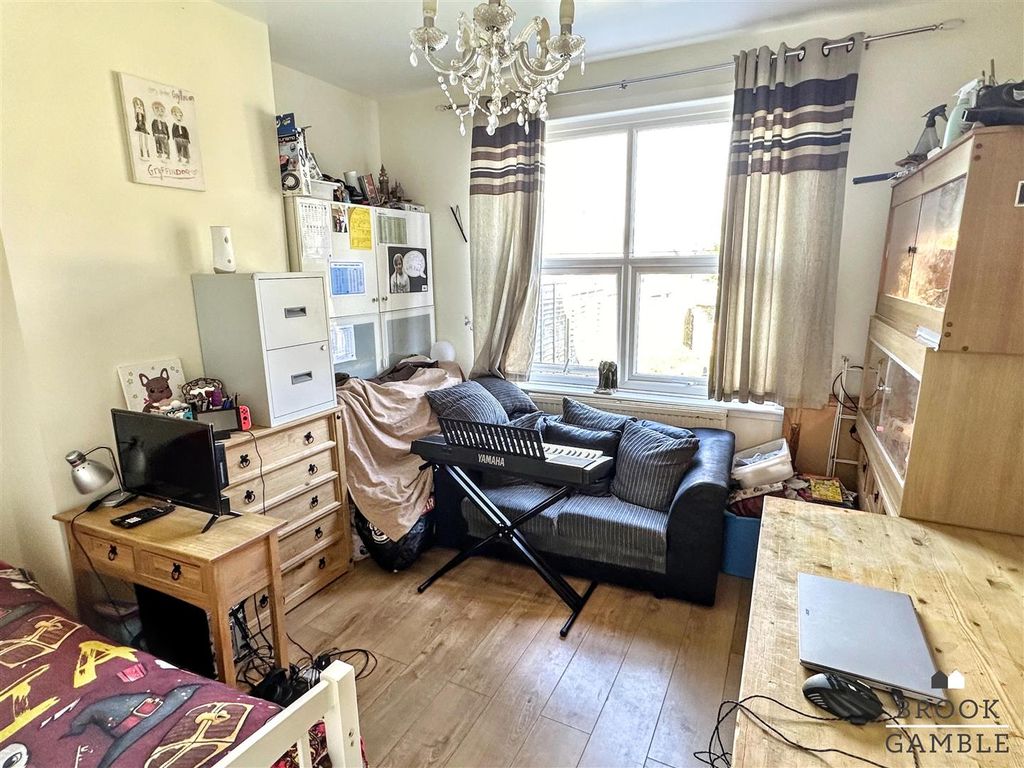 Property photo 3 of 10 01323 438506