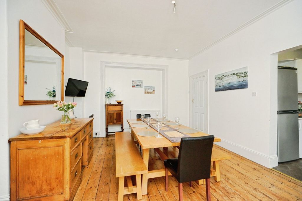 Property photo 2 of 35