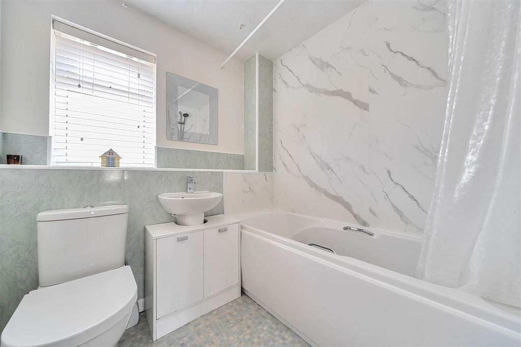 Property photo 3 of 19 Bathroom