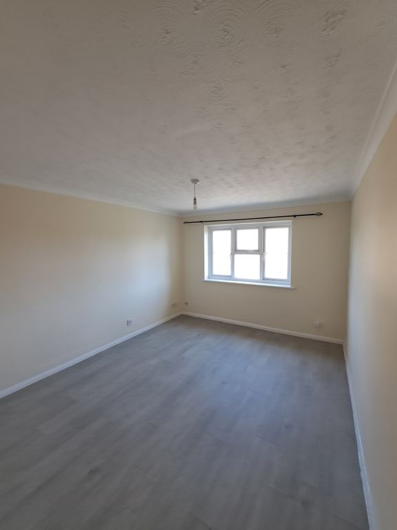 Property photo 3 of 9 Lounge (1)