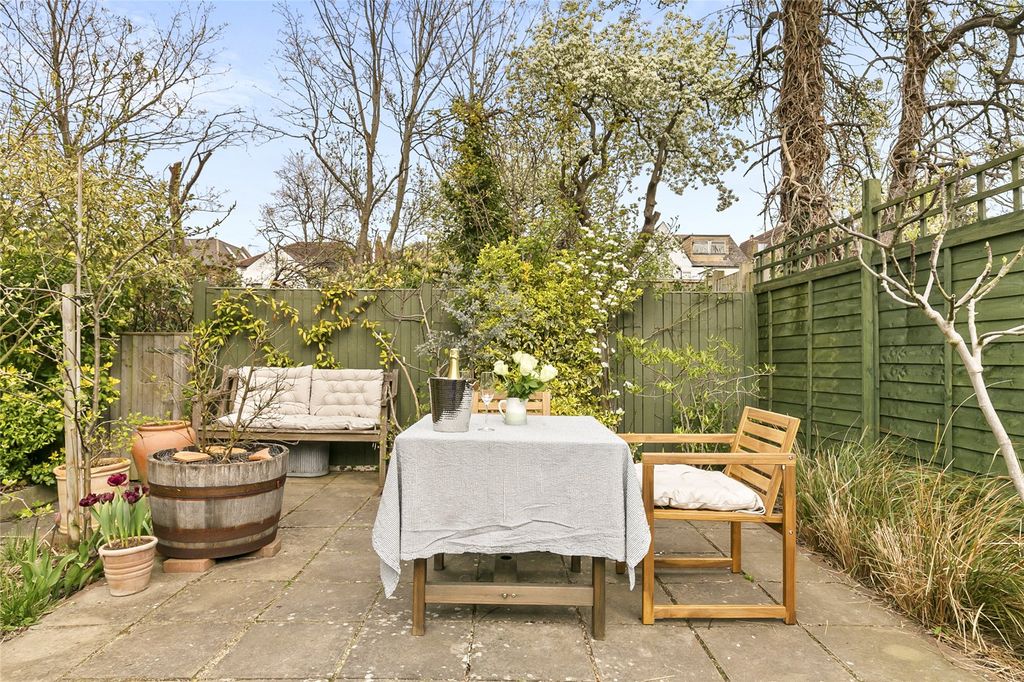 Property photo 3 of 8 Garden